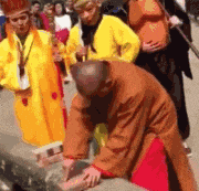 聚焦瞬间!众人围观,尴尬搞笑场面引笑料不断