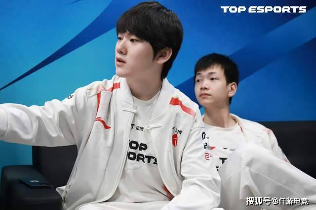 Faker出席续约仪式,不小心露出60W名表!JackeyLove透露退役时间