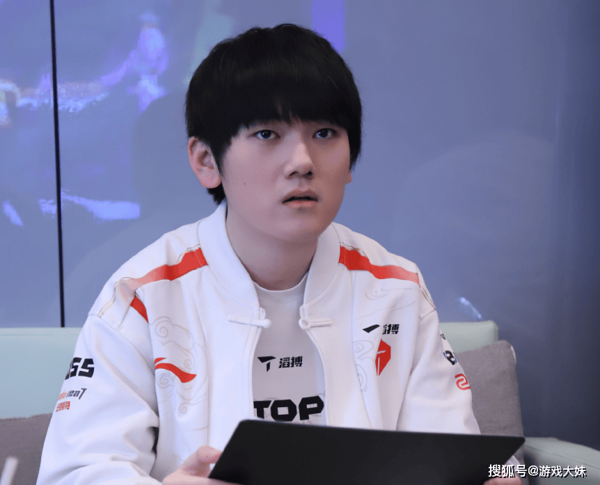 LOL皮肤投票排行，只有一款冠军皮肤进入前100，看到就能想到IG