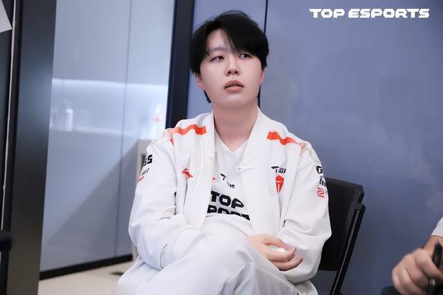 第三赛段总决赛:TES与BLG的终局之战,银龙杯与一号种子的归属!