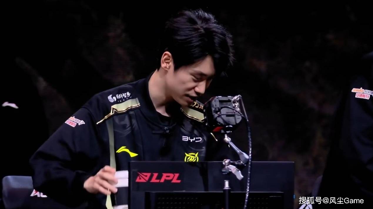 LPL黑马战队解散重组！冠军中单退役，AD成转会期抢手货