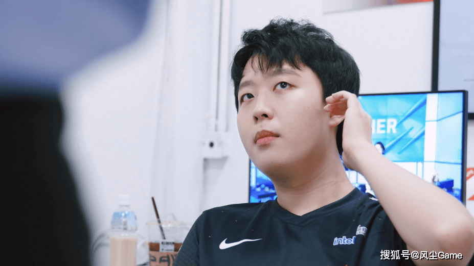 LOL冠军中单恋情曝光！女友比他高半个头，Chovy自爆S16没有目标